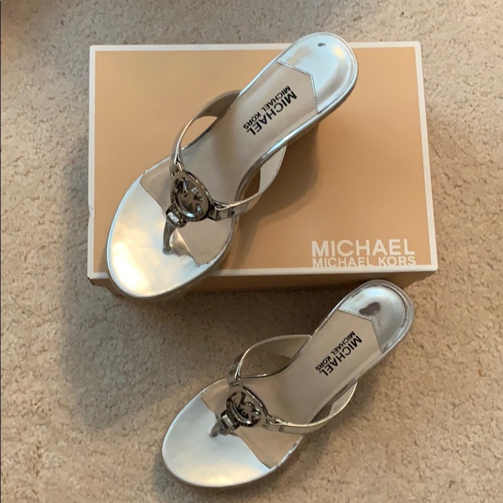 NIB Michael Kors palm beach thong sandal